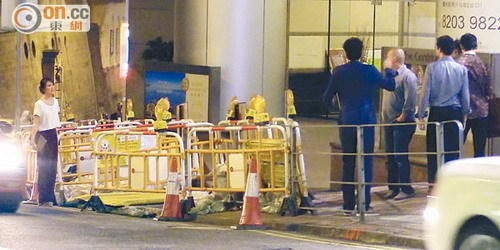 Sean(穿西装)不知道谢婷婷生气，仍然与朋友聊天。