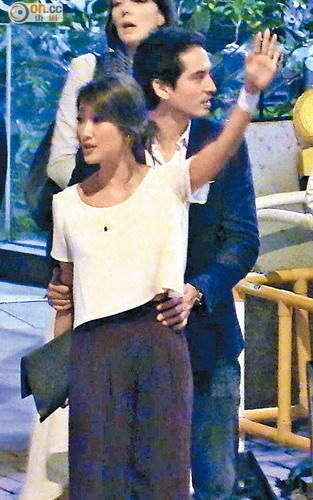 Sean从后搂着谢婷婷纤腰，小声安抚，谢婷婷没有理会。