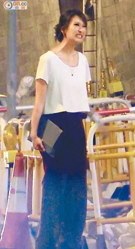 谢婷婷在街上放声大骂男友。