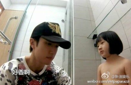 吴尊为女儿洗澡