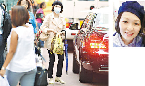 梁洁华戴口罩,帽子现身闹市购物