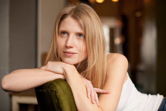 不要靠钱来赢得婚姻(图片来源：华盖创意)