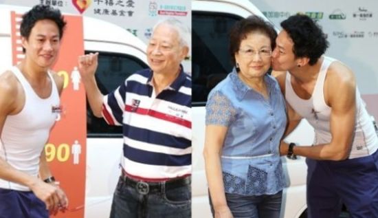 何润东趁拍戏空档出席活动，跟父母亲密互动