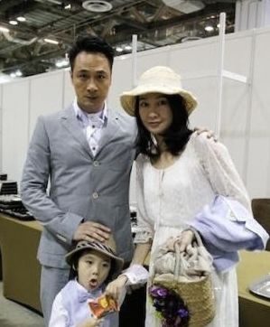 吴镇宇一家三口