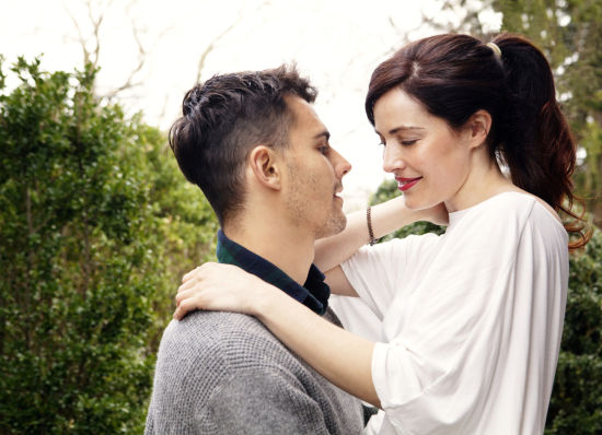 趁你不意，拉你入怀中(图片来源：华盖)