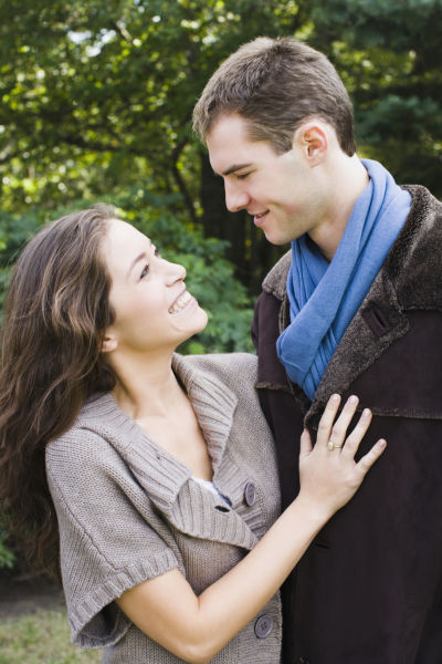 单臂拥住你的肩(图片来源：华盖)