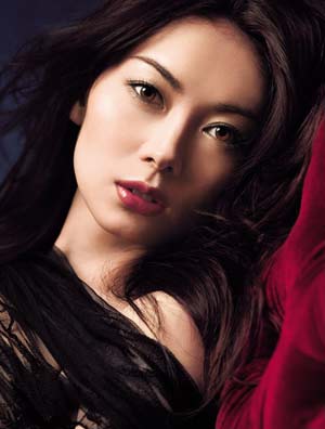 浜崎步--烟熏妆让娃娃脸也一样展露成熟风情(新浪伊人风采配图 来源