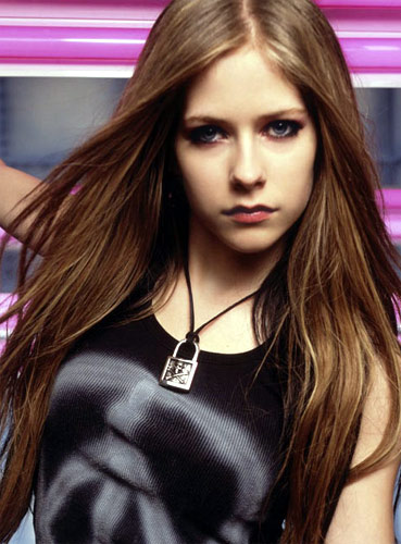 明星美妆:跟摇滚精灵艾薇儿学烟熏妆(组图)(13)