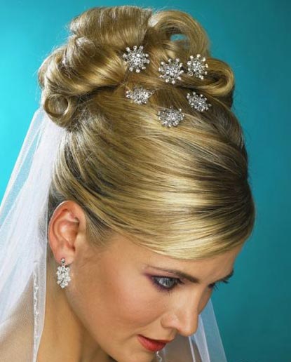水晶或者钻石发卡打造出漂亮的发型