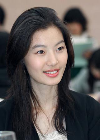 组图:明星发型 韩星尹素怡18款活泼美发(6)