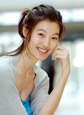 组图:明星发型 韩星尹素怡18款活泼美发(16)