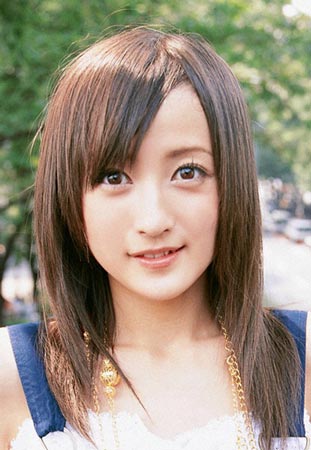 以杂志模特的身份出道,因主演日本电视剧真人版《美少女战士》而成名