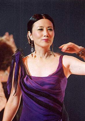 国际在线)阿姐汪明荃每每亮相,总是气质优雅,光彩照人,她究竟是40岁