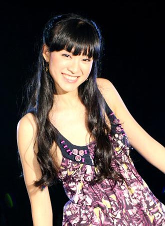 组图:明星发型 名模李艾16款活泼美发(8)