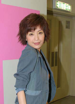 组图:明星发型 伍咏薇演绎20款熟女美发(18)