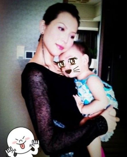 　　蔡少芬与女儿亲密合影。
