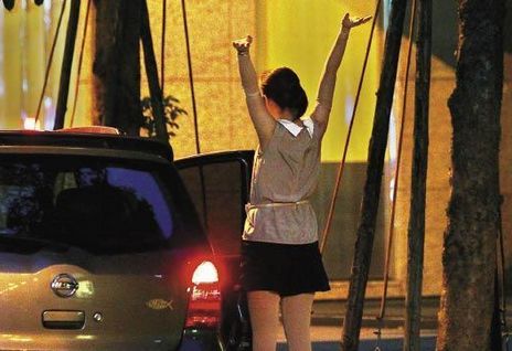 　　Selina回到宿舍放东西，下车时还先在车旁伸个懒腰