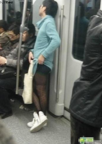 不仅仅黑丝还有波点哦(图片来源：网络)