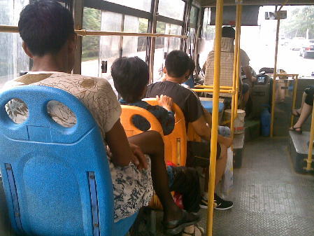 公交车上的另类装扮(图片来源：网络)