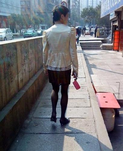 黑丝配短裙(图片来源：网络)