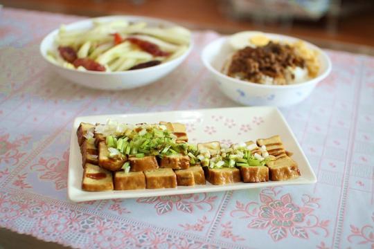 对于一碗卤肉饭来说，完全不需要浓墨重彩的配其他煎炸食物，只需要搭上清爽的豆干、爽口的萝卜即可。