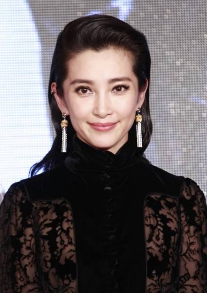 但想达到尖脸效果，只有借助整容或者修图，整容不好说，图是肯定修过的。