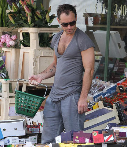 裘德洛前年因一组露着肚腩的游泳照曝光遭遇"形象危机",谢顶又发福,让