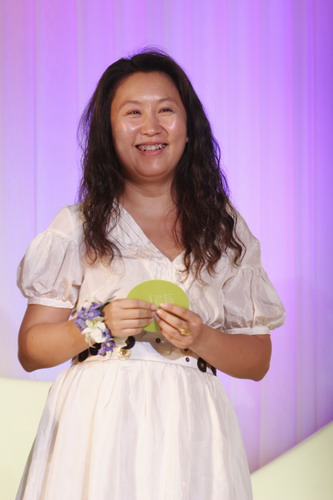 组图:时尚主编开启幸运观众奖-《时尚伊人》徐巍