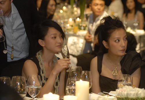 组图:2007芭莎明星慈善夜星光闪烁-周迅与赵薇