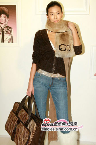 牛仔裤的条纹若隐若现,拉伸直线条的美感,尤其是略微的裹腿效果更是