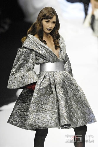 组图:搭配课堂 跟大牌束腰学穿性感x型(8)