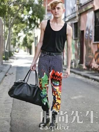 穿紧身裤和花哨的衣服