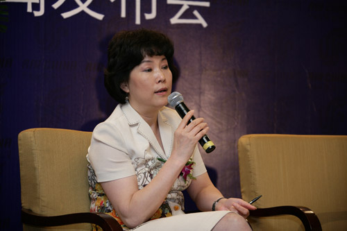 国航股份副总裁杨丽华回答记者提问(图)