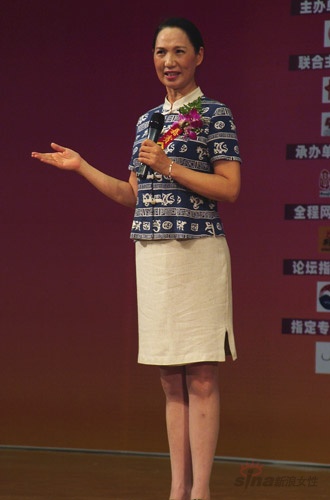 马妮主题演讲:成功女性的仪态与风采(组图)(2)_新浪女性_新浪网