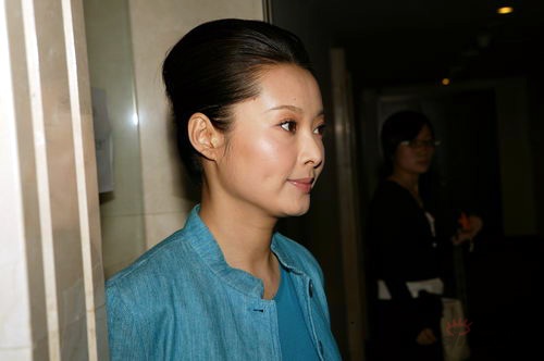 袁立侧脸也迷人2007年9月26日晚19:30,由新浪女性,中国移动联手打造的