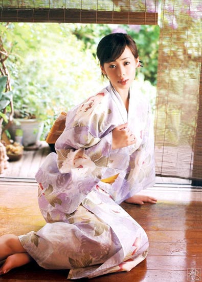 组图:日本美女明星性感和服秀(11)