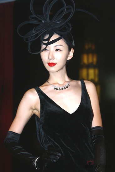 组图:大溪地珍珠联手伊丽-罗氏演绎顶级珍珠首饰