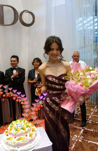 孔维和范冰冰戴百万钻饰惊艳亮相(组图)