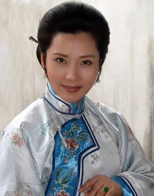 何赛飞喜欢和家人呆在一起,上菜场买买菜,做做家务,陪陪先生孩子,做个