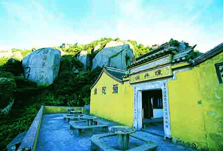 炼丹洞安期峰景区是由位于安期峰境内,由东海龙苑(北区)和安期圣境(南