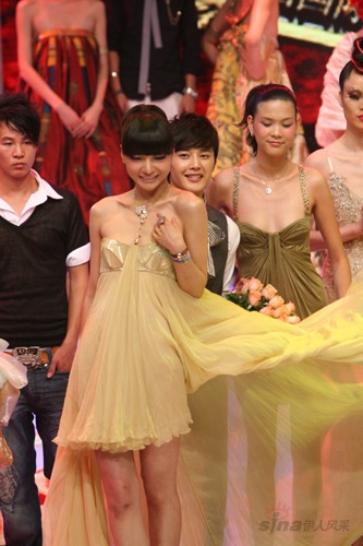 中国玫瑰行动慈善晚会精彩走秀-名模春晓