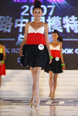 泳装展示等环节,激烈争夺2007新丝路中国模特大赛最终桂冠