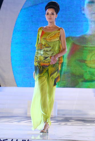 组图:吴海燕最新服装秀《东方丝国》