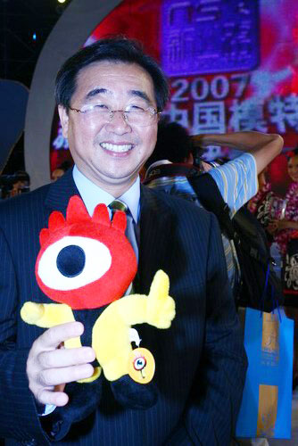 新丝路模特机构董事长李小白与小浪亲密接触图