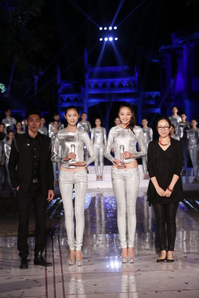 中国服装设计师协会职业模特委员会总干事张延女士和中国超级男模特姚阳先生与2012中国首席模特大赛时装模特组季军姚美子（左二）、亚军董蕾（右二）合影