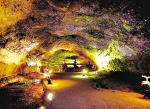 万丈窟的洞壁纹理如壁画般好看