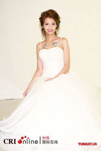 小林志玲火辣比基尼婚纱秀(组图)(2)