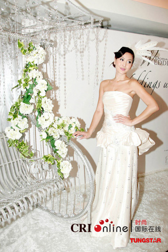 周汶锜绎著名时装设计师何国钲设计的价值十万元的水晶 婚纱,婚纱花