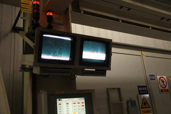 极光焊接机器人在单独的工房内，可通过监视器查看工作情况