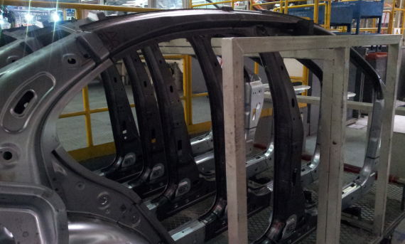 速腾车顶与B柱之间的T字结构，采用了高强度的热成型钢板